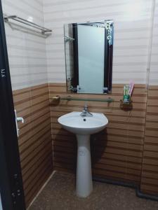 łazienka z umywalką i lustrem w obiekcie Nhà Nghỉ Việt Hùng w mieście Mai Châu