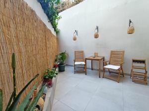 eine Terrasse mit einem Tisch, Stühlen und Pflanzen in der Unterkunft Unique Lodging in Athen