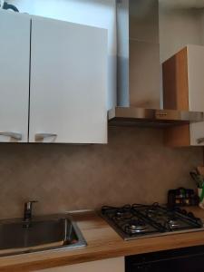 A kitchen or kitchenette at Piccolo Appartamento Casa Vacanze B&B Angela