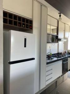 Η κουζίνα ή μικρή κουζίνα στο Apartamento Completo na região central.