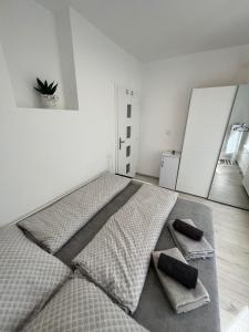 1 dormitorio con 1 cama con 2 almohadas en Apartmán u Lukáša, en Žilina