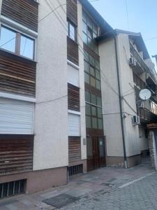 un edificio de apartamentos con una puerta lateral en Cozy city center apartment, en Prizren