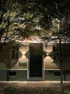 een huis met een zwarte deur en lichten erop bij Cucchiari Suite 2 Tipo in Modena