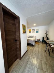 Habitación con una puerta que conduce a un dormitorio en Mamitas House! Mini Suit Privada Junto al Metro de Quito, en Quito