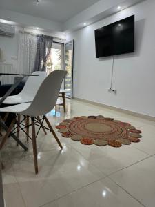 Et tv og/eller underholdning på Luxury Varkiza Apartment
