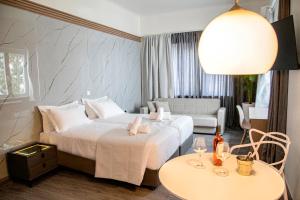 Habitación de hotel con 1 cama grande y 2 mesas en Celia Residence, en Atenas