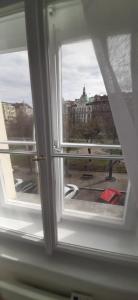 Balkón alebo terasa v ubytovaní Small Sunny park view apartment