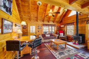 Χώρος καθιστικού στο Cozy Family Cabin with Hot Tub - 10 Mi to App State!