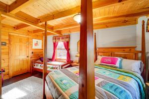 Кровать или кровати в номере Cozy Family Cabin with Hot Tub - 10 Mi to App State!