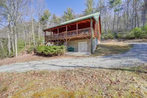 Stony ForkにあるCozy Family Cabin with Hot Tub - 10 Mi to App State!の大きな家(森の中のバルコニー付)