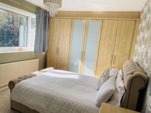 Säng eller sängar i ett rum på Stunning 4-Bed House in Wetherby near York