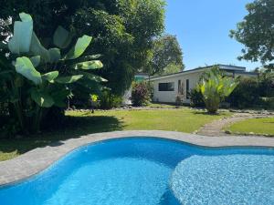 una piscina en un patio con una casa en Posada Sirena, en Uvita