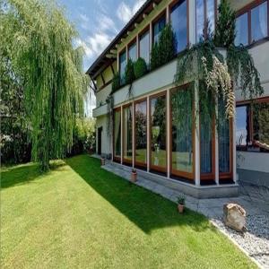 ein Haus mit einem Hof mit einem großen Fenster in der Unterkunft Villa Martini Boutiquehotel in Velden am Wörthersee