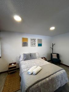 1 dormitorio con 1 cama con 2 toallas en Mamitas House! Mini Suit Privada Junto al Metro de Quito, en Quito