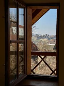 una ventana abierta con vistas a la ciudad en Tisnyi 7 Guest House, en Kamianets-Podilskyi