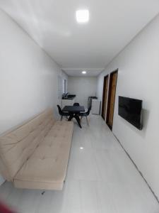奧林達的住宿－Casa Pitanga，客厅配有沙发和桌子