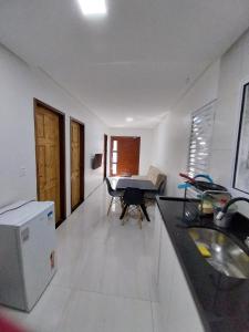 uma cozinha com um lavatório e um piano num quarto em Casa Pitanga em Olinda