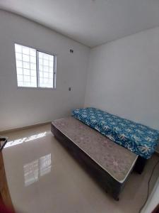 Casa Pitanga في أوليندا: غرفة نوم مع سرير في غرفة مع نافذة