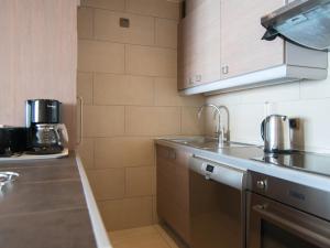 Appartement Tignes, 2 pièces, 4 personnes - FR-1-449-27にあるキッチンまたは簡易キッチン