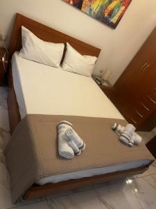 een bed met twee handschoenen en sokken erop bij Phase Guesthouse in Xewkija