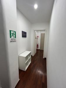 Habitación blanca con escritorio y pasillo en EXE NAPOLI STADIUM APARTMENT, en Nápoles 20 fotos más