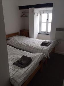 two twin beds in a room with a window at Courtyard Cottage - Grade II listed - Barnstaple in Barnstaple