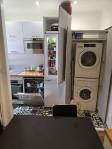 eine Küche mit einem Kühlschrank und einer Waschmaschine in der Unterkunft Charmant 3 pièces de 41m² in Saint-Mandé