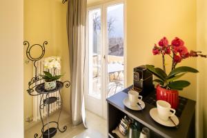 Příslušenství pro přípravu čaje a kávy v ubytování Locanda Villa d' Epoca