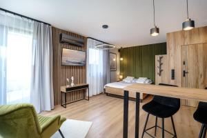 Apartamenty i Pokoje Złote Piaski的电视和/或娱乐中心