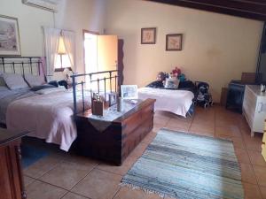 um quarto com duas camas e uma cómoda em Country Rural Retreat With Private Swimming Pool. em Fuente Alamo