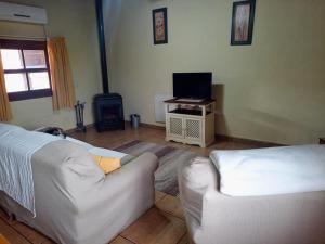 uma sala de estar com um sofá e uma televisão em Country Rural Retreat With Private Swimming Pool. em Fuente Alamo