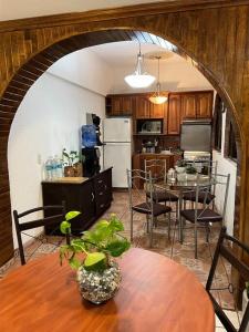 ウルアパン・デル・プログレソにあるCaza en zona residencialのキッチン、ダイニングルーム(テーブル、椅子付)