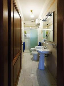 uma casa de banho com um lavatório e um WC em Casa di Laura in Chianti - large & charming house (host 7 people) em Moncioni