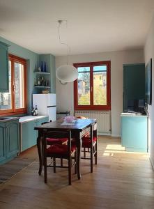 uma cozinha com mesa e cadeiras num quarto em Casa di Laura in Chianti - large & charming house (host 7 people) em Moncioni