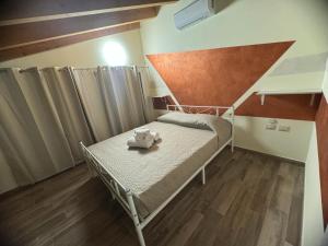 um pequeno quarto com uma cama num quarto em Park 20 Guest House em Azzate