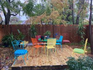 un patio con sillas coloridas y una mesa. en Green garden view, en Nueva Orleans
