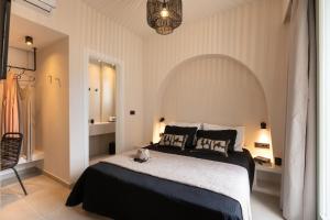 Sugarwhite Suites with Private not Heated Pool客房内的一张或多张床位