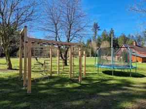 um parque com parque infantil com trampolim em Chalupa u lesa em Cervena Voda