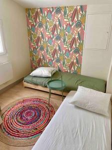 um quarto com uma cama, um sofá e um tapete em Petite maison avec jardin au calme em Floirac