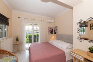Posteľ alebo postele v izbe v ubytovaní Eleni's Family Villa