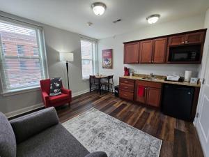 Η κουζίνα ή μικρή κουζίνα στο One Bedroom Partment at the Inman - 202