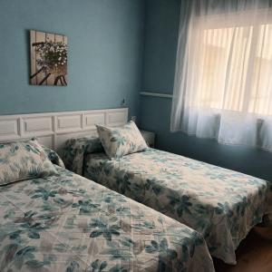 เตียงในห้องที่ Primera Linea De Mar En Cambrils