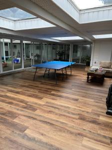 Stolní tenis v ubytování Vancouver shaughnessy guest home nebo okolí