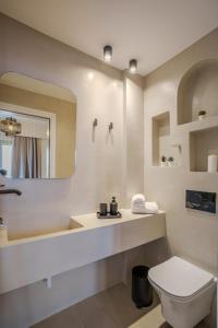 Bathroom sa Sugarwhite Suites with Private not Heated Pool