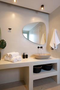 安坡里奥圣托里尼Sugarwhite Suites with Private not Heated Pool的相册照片