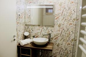 A CASA MIA b&b في كافايون فيرونيسي: حمام مع حوض ومرآة