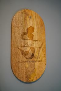 a cutting board with a picture of a woman on it at Ariel Pilismarót Vendégház in Pilismarót