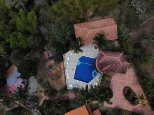 an overhead view of a house with a swimming pool at Hotel campestre los Arrieros in Guaduas