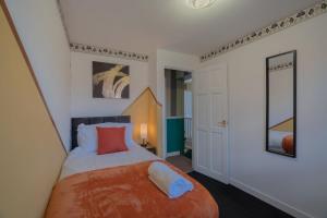 Postel nebo postele na pokoji v ubytování 5 bed house in Banbury with Free Parking