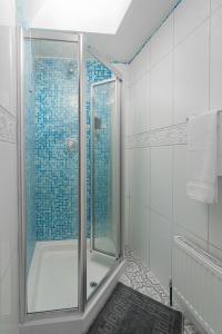 a bathroom with a shower with a glass door at 5 bed house in Banbury with Free Parking in Banbury